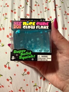 NeeDoh Nice Cube Glow Flake Super Solid Squish - Blue